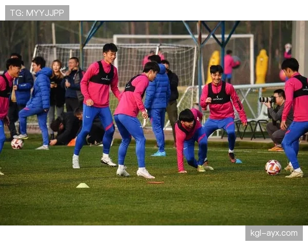 埃因霍温主帅革新战术体系,球队焕发新生强势崛起 埃因霍温主帅革新战术体系,球队焕发新生强势崛起