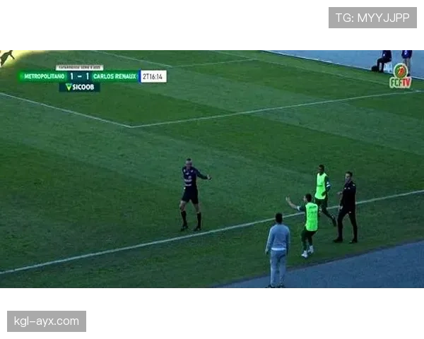 场边替补席红牌判罚规则到底怎样认定？揭秘裁判细节