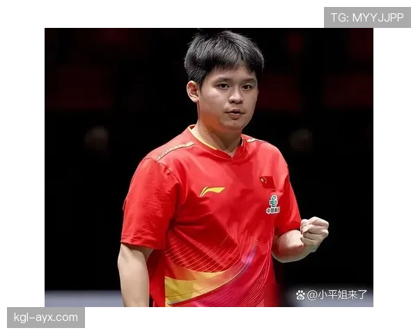 何卓佳训练完啃鸡腿那一下，真把自律和放纵焊一块儿了